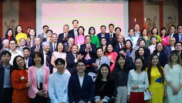 Thủ tướng gặp gỡ cộng đồng người Việt Nam tại Pháp
