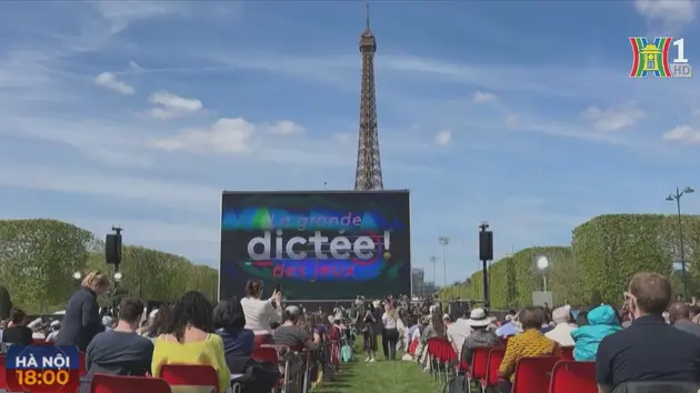 Cuộc thi chép chỉnh tả dưới chân Tháp Eiffel