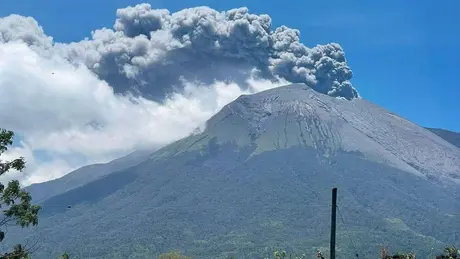 Núi lửa Kanlaon bất ngờ phun trào ở Philippines