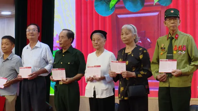 Quận Hà Đông tặng 50 sổ tiết kiệm cho người có công