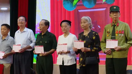 Quận Hà Đông tặng 50 sổ tiết kiệm cho người có công