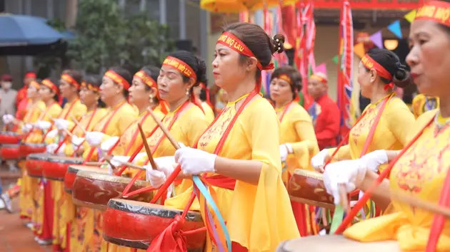 Hội làng trong phố