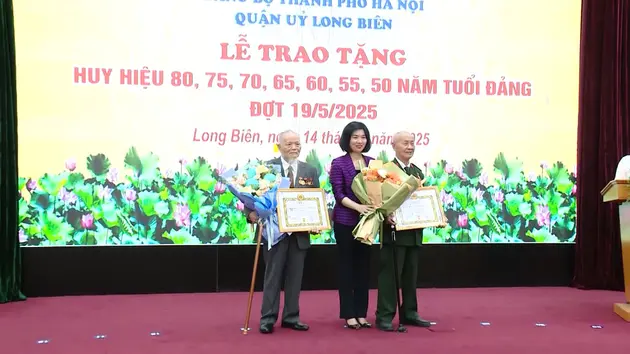 464 đảng viên quận Long Biên nhận Huy hiệu Đảng đợt 19/5