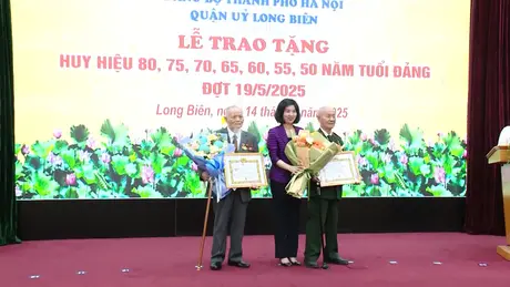 464 đảng viên quận Long Biên nhận Huy hiệu Đảng đợt 19/5