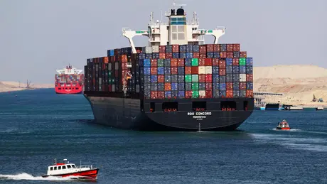 Kênh đào Suez giảm 15% phí quá cảnh với tàu container lớn