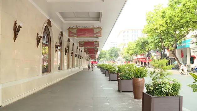 Phố Tràng Tiền sầm uất mà cổ kính