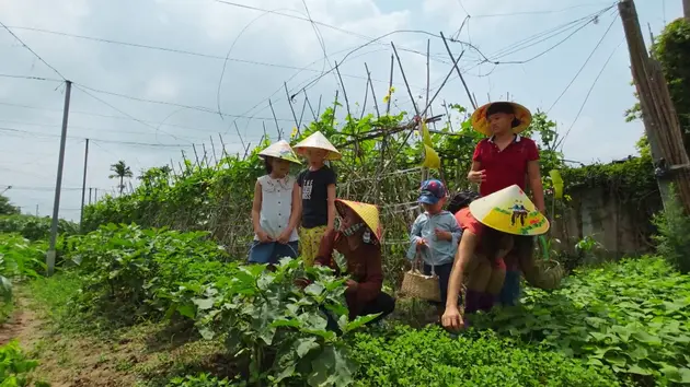 Nông dân làm du lịch