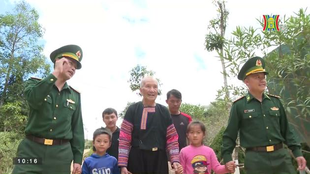 Thắm tình quân dân Việt - Lào