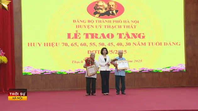 154 đảng viên huyện Thạch Thất nhận huy hiệu đảng đợt 19/5