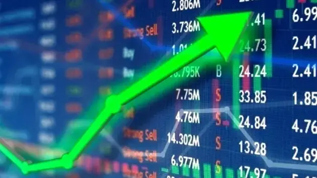 VN-Index giữ sắc xanh ở mốc hỗ trợ 1.300 điểm