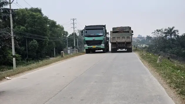 Khó khăn trong kiểm soát xe quá tải trên đê sông Hồng
