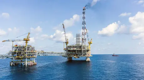 Giá dầu tăng do lo ngại eo biển Hormuz bị phong tỏa