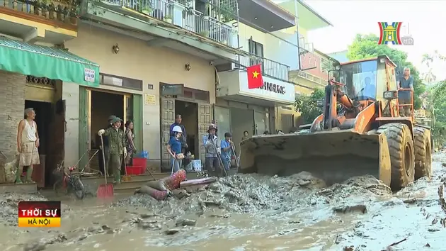 Tình nguyên viên hỗ trợ thành phố Yên Bái dọn bùn lũ