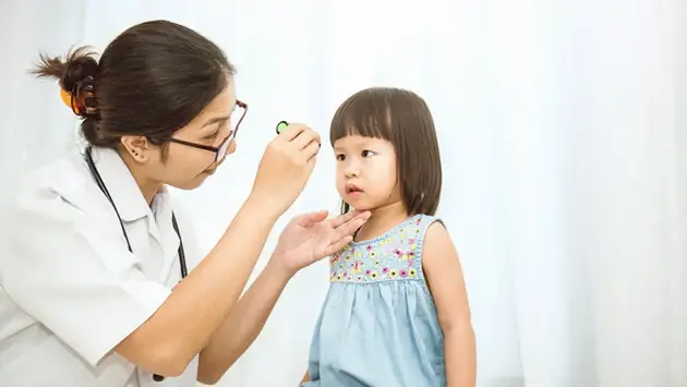 Chú ý các bệnh ở mắt khi trẻ mắc cúm, sởi