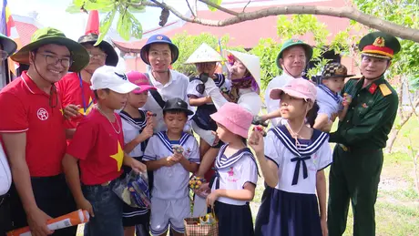 Đảo là nhà - biển là quê hương 