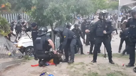 Lao xe vào đám đông bên ngoài sân bóng ở Barcelona