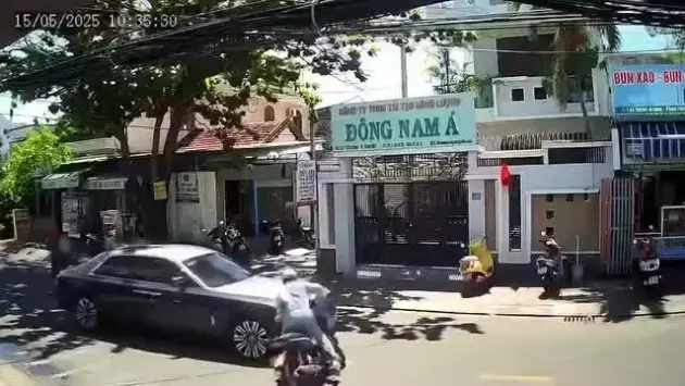 Người đi xe máy bỏ chạy sau va chạm với ô tô