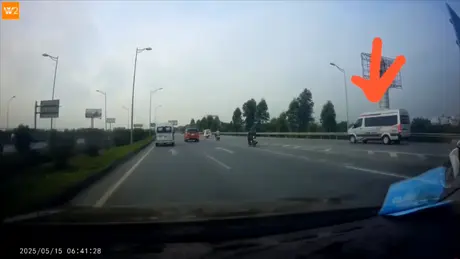 Xe khách chuyển làn ẩu gây nguy hiểm cho phương tiện khác