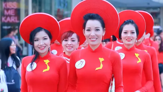 Người thắp lên ngọn lửa văn hóa Việt Nam giữa trời Âu | Người Việt 5 châu | 15/06/2025