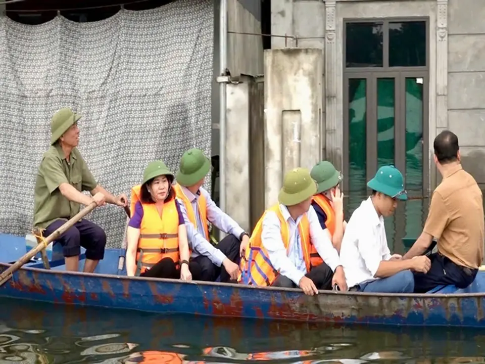 Phó Bí thư Thường trực Thành ủy Nguyễn Thị Tuyến trực tiếp kiểm tra tại xã An Phú, địa phương chịu ảnh hưởng nặng nề nhất của bão số 3. 