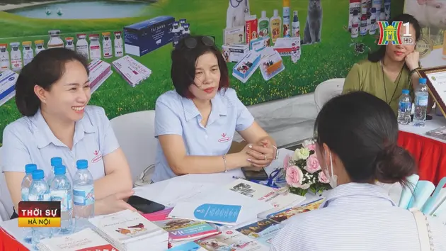 Vượt lũ hỗ trợ đồng bào vùng lũ