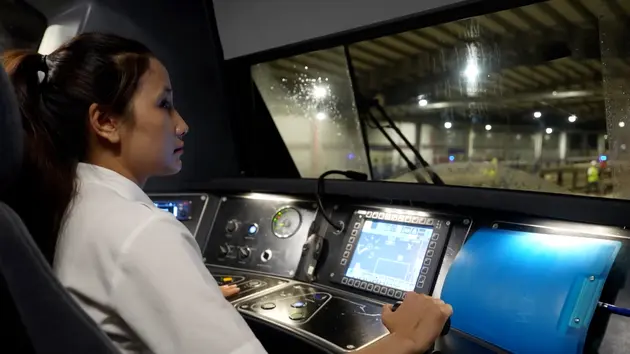 Lái tàu điện trong thành phố