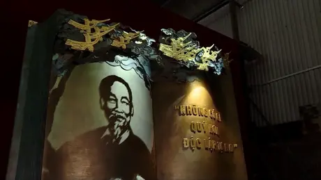 Kể chuyện Bác Hồ bằng điêu khắc ánh sáng