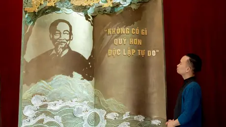 Kể chuyện Bác Hồ bằng điêu khắc ánh sáng