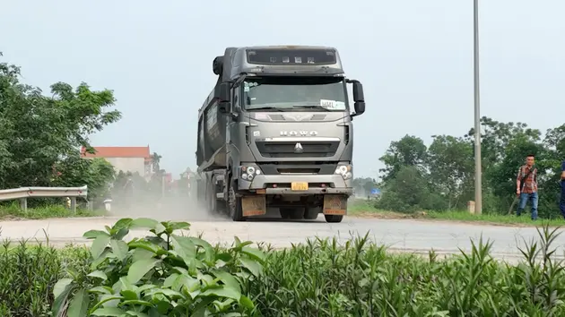 Xe quá tải làm ảnh hưởng đến người dân | Hộp thư truyền hình | 17/05/2025