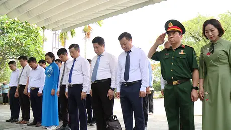 Đoàn Đại biểu Hà Nội tri ân anh hùng liệt sĩ tại Điện Biên