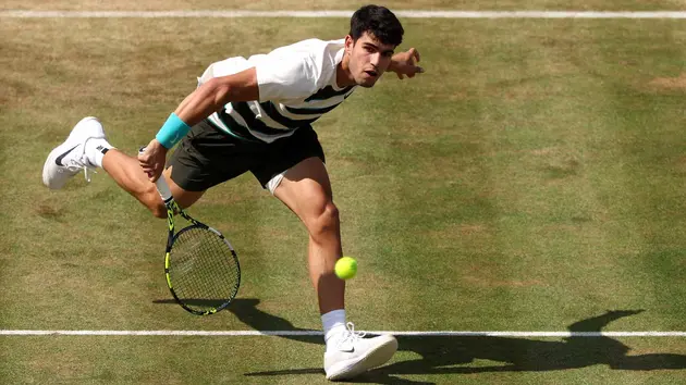 Alcaraz, Sinner khởi đầu thuận lợi ở Queen’s Club và Halle Open