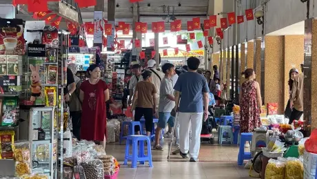Tiểu thương chuyển đổi ngành hàng để bám chợ