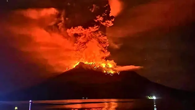 Indonesia cảnh báo sóng thần do núi lửa phun trào
