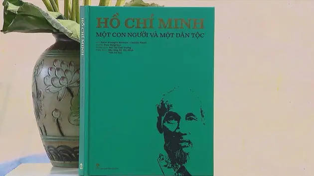 Từ Italia đến Việt Nam: Chân dung Bác Hồ qua trang sách