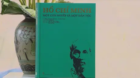 Từ Italia đến Việt Nam: Chân dung Bác Hồ qua trang sách
