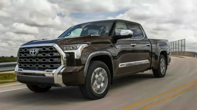 Toyota gọi sửa chữa hơn 400.000 xe bán tải lỗi đèn lùi