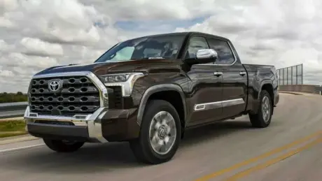 Toyota gọi sửa chữa hơn 400.000 xe bán tải lỗi đèn lùi