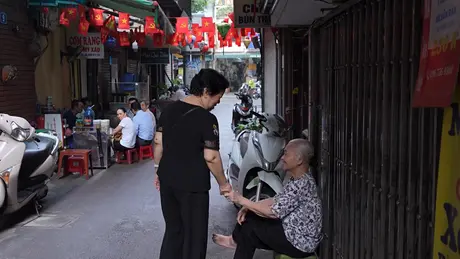 Nhịp sống trên phố Hàng Hòm