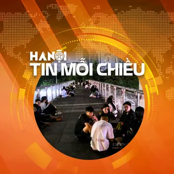 Cầu vượt bộ hành ở Hà Nội thành điểm vui chơi, ăn nhậu | Hà Nội tin mỗi chiều