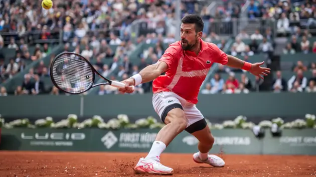 Djokovic thắng trận đầu tiên trên mặt sân đất nện năm 2025