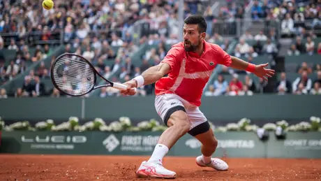 Djokovic thắng trận đầu tiên trên mặt sân đất nện năm 2025