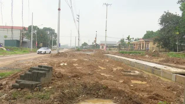 Dân khổ vì đường chậm hoàn thành ở TX Sơn Tây