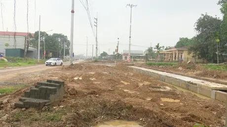 Dân khổ vì đường chậm hoàn thành ở TX Sơn Tây
