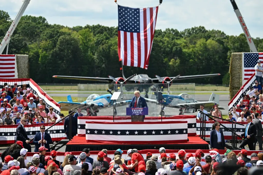 Ông Trump lần đầu tranh cử ngoài trời sau vụ mưu sát