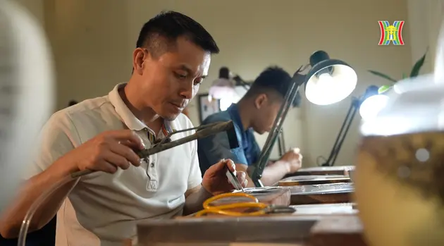 Nghệ nhân Hà Nội: Đôi tay họa bạc