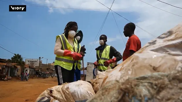 Kỹ sư Cameroon tái chế rác thải thành gạch lát
