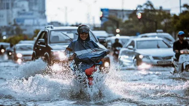 Lưu ý khi di chuyển dưới trời mưa