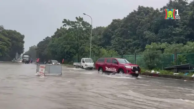 Giao thông Hà Nội bị ảnh hưởng nặng vì mưa lớn 