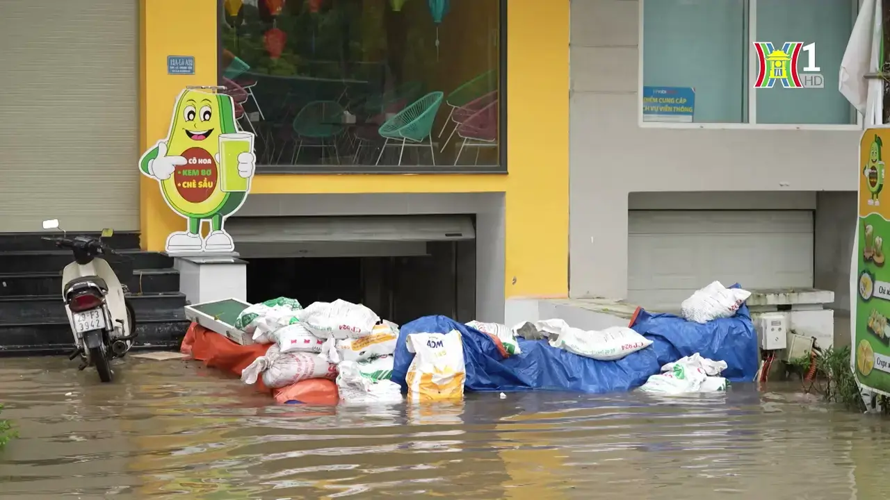 Những bao tải cát ngăn nước như thế này chỉ là  giải pháp tình thế khi mà hệ thống thoát nước đô thị không đáp ứng được việc tiêu thoát nước.