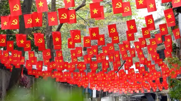 Quán cà phê rực rỡ màu cờ Tổ quốc